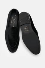 Henderson Loafer 'Velluto' black shown from top and sole view, soft velvet velour, slim silhouette, decorative toe seam, leather lining, leather and rubber sole, heel with rubber reinforcement, practical shoehorn, elegant dinner shoe. The gala can begin.