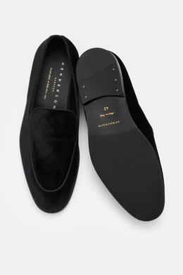 Henderson Loafer 'Velluto' black shown from top and sole view, soft velvet velour, slim silhouette, decorative toe seam, leather lining, leather and rubber sole, heel with rubber reinforcement, practical shoehorn, elegant dinner shoe. The gala can begin.