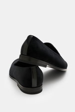 Rear close-up view of the Henderson Loafer 'Velluto' black in soft velvet velour with slim tapering silhouette, decorative toe seam, leather lining, leather and rubber sole, heel with rubber reinforcement, and practical shoehorn. The gala can begin.