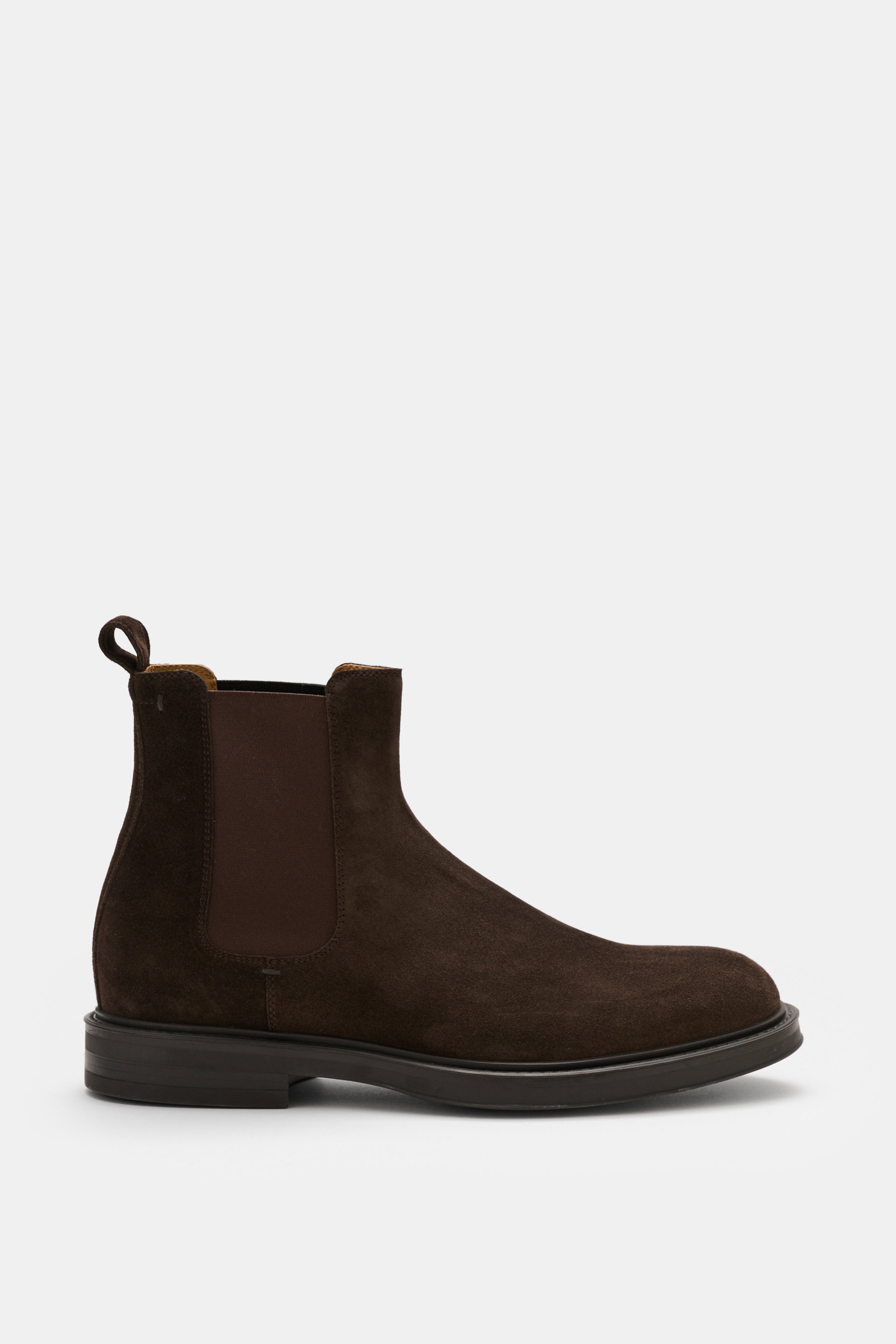 Henderson Chelsea Boot dunkelbraun aus edlem Veloursleder mit Blake-Machart, schmaler Silhouette, elastischen Einsätzen, Lederfutter, Anziehschlaufe, Profilsohle, Seitenansicht.