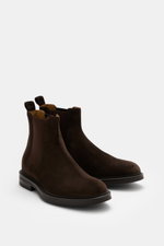 Henderson Chelsea Boot dark brown shown from front-side angle, made of noble velour leather, Blake construction, slightly tapered silhouette, elastic inserts, leather lining, practical pull tab, profiled rubber outsole.