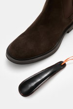 Close-up front-side view of the Henderson Chelsea Boot dark brown in noble velour leather with Blake construction, slightly tapered silhouette, elastic inserts, leather lining, practical pull tab, and profiled rubber outsole.