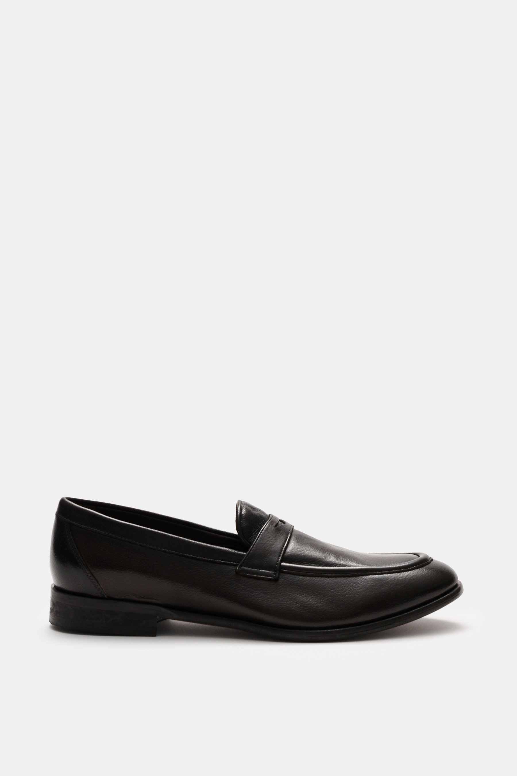 Sturlini Penny Loafer 'Bufalo' dunkelbraun seitlich fotografiert, edles Glattleder, Penny Strap, markante Steppnaht, schmale Silhouette, Leder-Gummi-Laufsohle.