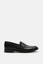 Sturlini Penny Loafer 'Bufalo' schwarz, seitliche Nahaufnahme, edles Glattleder, schmale Silhouette, typischer Penny Strap, Steppnaht, Ledersohle mit Gummi.