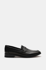 Sturlini Penny Loafer 'Bufalo' schwarz, seitliche Nahaufnahme, edles Glattleder, schmale Silhouette, typischer Penny Strap, Steppnaht, Ledersohle mit Gummi.