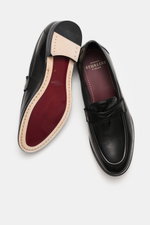 Schwarzer Sturlini Penny Loafer 'Bufalo' aus edlem Glattleder, schmal zulaufend, typischer Penny Strap, steppnaht vorn, Seiten- und Sohlenansicht.