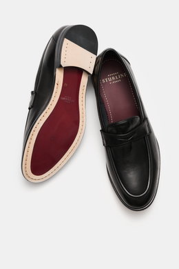 Schwarzer Sturlini Penny Loafer 'Bufalo' aus edlem Glattleder, schmal zulaufend, typischer Penny Strap, steppnaht vorn, Seiten- und Sohlenansicht.