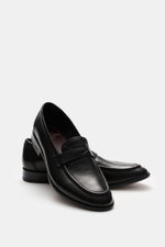 Sturlini Penny Loafer 'Bufalo' schwarz aus edlem Glattleder mit typischem Penny Strap, schmal zulaufend, markanter Steppnaht, Seitenansicht.