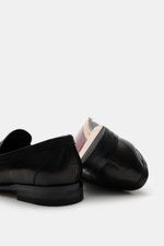 Sturlini Penny Loafer 'Bufalo' schwarz aus edlem Glattleder, schmale Silhouette, Penny Strap, Steppnaht vorne, seitliche Nahaufnahme von hinten.