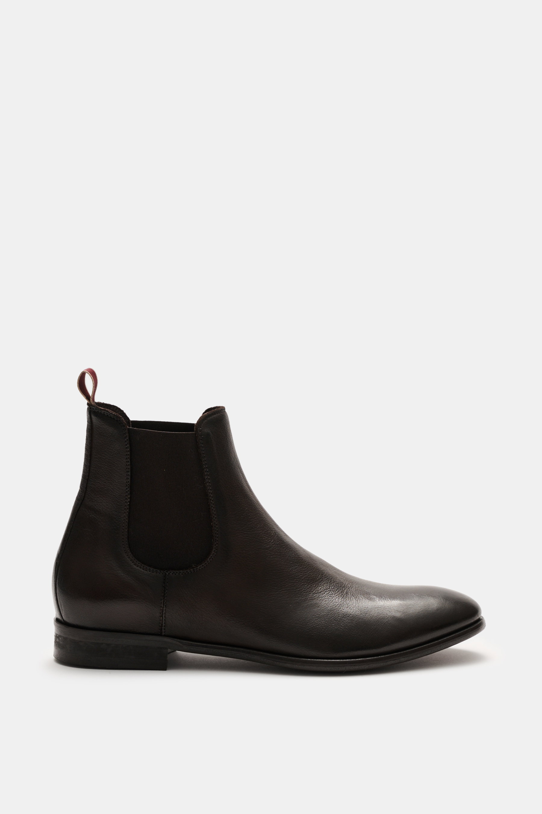 Seitliche Nahaufnahme des rahmengenähten Sturlini Chelsea Boot 'Bufalo' dunkelbraun aus edlem Glattleder mit elastischen Einsätzen, Leder-Gummi-Laufsohle und schmal zulaufender Silhouette.