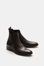 Front side view of Sturlini Chelsea boot 'Bufalo' dark brown in noble smooth leather with slim silhouette and elastic inserts.

<p>The stitched Chelsea Boot 'Bufalo' is a classic from the Italian manufacturer STURLINI. Made from fine leather with a slim s