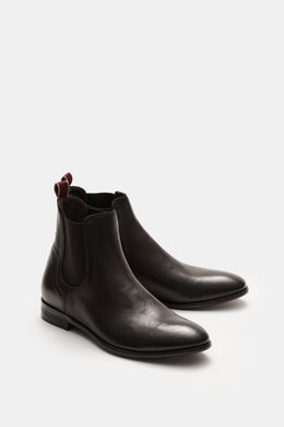 Front side view of Sturlini Chelsea boot 'Bufalo' dark brown in noble smooth leather with slim silhouette and elastic inserts.

<p>The stitched Chelsea Boot 'Bufalo' is a classic from the Italian manufacturer STURLINI. Made from fine leather with a slim s