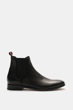 Side view of Sturlini Chelsea boot 'Bufalo' black, made of noble smooth leather with elastic inserts, slim silhouette, grosgrain pull loop.

Description: 
<p>The stitched Chelsea Boot 'Bufalo' is a classic from the Italian manufacturer STURLINI. Made from