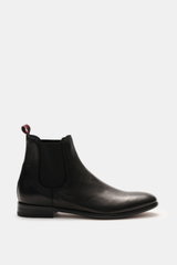 Side view of Sturlini Chelsea boot 'Bufalo' black, made of noble smooth leather with elastic inserts, slim silhouette, grosgrain pull loop.

Description: 
<p>The stitched Chelsea Boot 'Bufalo' is a classic from the Italian manufacturer STURLINI. Made from