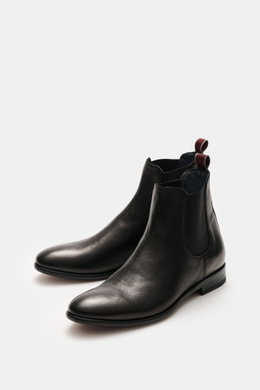 Front-side view of the Sturlini Chelsea boot 'Bufalo' black, made from noble smooth leather with elastic inserts and grosgrain pull loops.