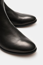 Close-up front angled view of Sturlini Chelsea boot 'Bufalo' black in noble smooth leather with stitched Blake construction and slim silhouette.

Description: <p>The stitched Chelsea Boot 'Bufalo' is a classic from the Italian manufacturer STURLINI. Made 