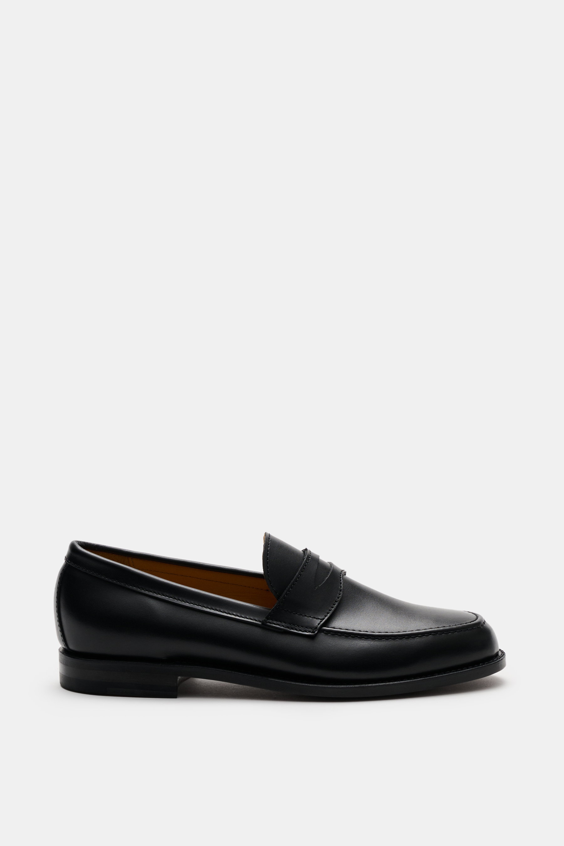 Side view of Ludwig Reiter Penny Loafer schwarz in black smooth leather with a slightly tapered silhouette, penny strap, stitched toe cap, leather lining, Goodyear-welted construction, leather sole, and rubber-reinforced heel.

<p>Qualitätsschuhe aus Wien