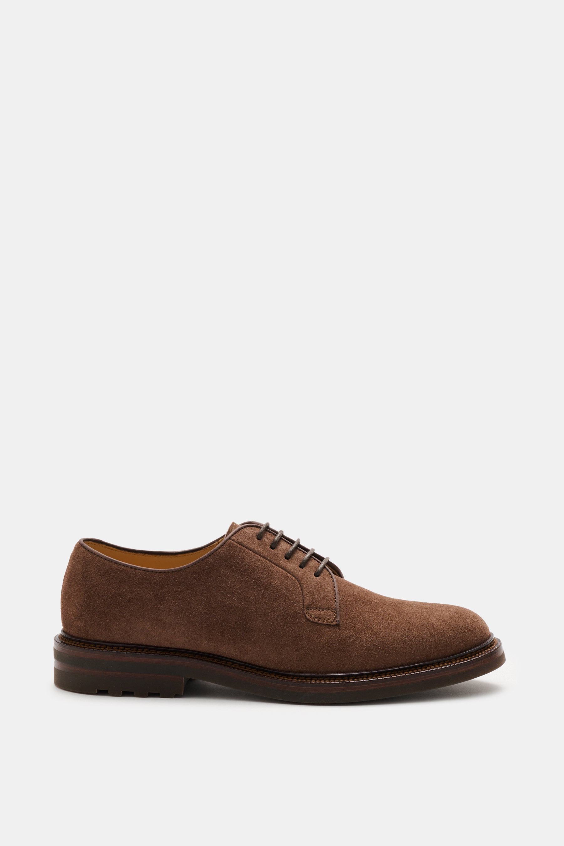 Brunello Cucinelli Derby braun aus feinem Veloursleder, seitlich fotografiert, mit offener Fünf-Loch-Schnürung und profilierter Gummisohle.
