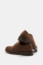 Brunello Cucinelli Derby braun aus softem Veloursleder, leicht schmal zulaufend, offene Fünf-Loch-Schnürung, profilierte Gummisohle, Seitenansicht.