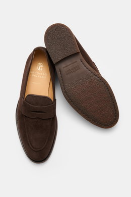 Brunello Cucinelli Penny Loafer braun aus geschmeidigem Veloursleder, schmal zulaufend, typischer Penny Strap, ledernes Innenfutter, durchgenähte Machart, Gummilaufsohle, Ansicht von oben mit Reinigungsbürste.