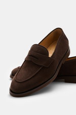 Brunello Cucinelli Penny Loafer braun, seitliche Nahaufnahme, geschmeidiges Veloursleder, schmale Form, Penny Strap, ledernes Innenfutter, durchgenähte Machart, Gummisohle, Reinigungsbürste.