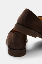 Brunello Cucinelli Penny Loafer braun aus geschmeidigem Veloursleder, schmal zulaufend, mit Penny Strap, Lederfutter, Gummisohle, durchgenäht, Bild von hinten oben.