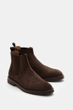 Brunello Cucinelli Chelsea Boot braun aus feinem Veloursleder, schmal zulaufend, mit elastischen Einsätzen, ledernem Innenfutter und Kreppsohle aus Naturlatex, seitlich fotografiert.