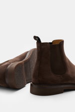 Brunello Cucinelli Chelsea Boot braun aus feinem Veloursleder, schmal zulaufend, elastische Einsätze, Kreppsohle, seitliche Nahaufnahme.