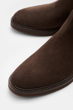 Nahaufnahme von zwei spitz zulaufenden Braun-Veloursleder-Spitzen des Brunello Cucinelli Chelsea Boot braun, schräg von oben fotografiert, mit weicher Kreppsohle aus Naturlatex, elastischen Einsätzen und ledernem Innenfutter in Blake-Verarbeitung.