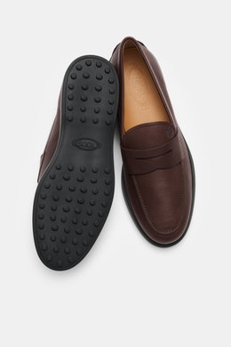 Tod's Penny Loafer braun, von oben fotografiert, zeigt geschmeidiges Leder, schmale Silhouette, Penny Strap, Steppnaht vorn, Gummisohle mit Noppen.