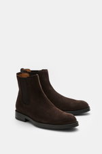 Tod's Chelsea Boot dunkelbraun aus edlem Veloursleder, schmal zulaufend, seitliche Elastikeinsätze, Anziehschlaufe, Lederfutter, profilierte Gummisohle, Frontansicht.