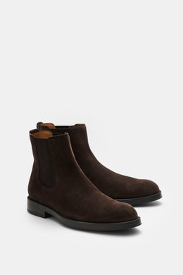 Tod's Chelsea Boot dunkelbraun aus edlem Veloursleder, schmal zulaufend, seitliche Elastikeinsätze, Anziehschlaufe, Lederfutter, profilierte Gummisohle, Frontansicht.