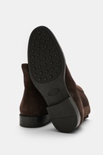 Tod's Chelsea Boot dunkelbraun aus edlem Veloursleder, schmal zulaufend, mit seitlichen Elastikeinsätzen, Anziehschlaufe, Lederfutter, leicht profilierter Gummisohle, Ansicht von unten.