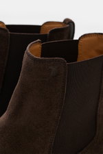 Nahaufnahme von Tod's Chelsea Boot dunkelbraun aus edlem Veloursleder, seitlichen Elastikeinsätzen, Anziehschlaufe, Lederfutter, schmal zulaufend, Gummisohle.