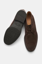 Tod's Desert Boot dunkelbraun aus edlem Veloursleder, leicht schmal zulaufend, Zwei-Loch-Schnürung, Anziehschlaufe, Lederinnenfutter, Gummisohle, Draufsicht.