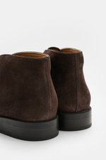 Tod's Desert Boot dunkelbraun aus edlem Veloursleder, leicht schmal zulaufende Silhouette, offene Zwei-Loch-Schnürung, Anziehschlaufe, Innenfutter aus Leder, Gummisohle, Rückansicht