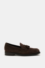 Tod's Tassel Loafer graubraun seitlich fotografiert, geschmeidiges Veloursleder, Tassel aus Leder, schmale Silhouette, Steppnaht, Gummisohle mit Profil.
