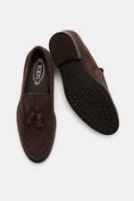 Tod's Tassel Loafer graubraun, seitliche Draufsicht, geschmeidiges Veloursleder, Tassel aus Leder, schmale Silhouette, Steppnaht auf Vorderkappe, robuste Gummisohle mit Profil.