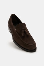 Tod's Tassel Loafer graubraun aus geschmeidigem Veloursleder, seitliche Ansicht, mit Leder-Tassel, schmal zulaufender Silhouette, Steppnaht und robuster Gummisohle.