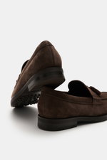 Tod's Tassel Loafer graubraun aus geschmeidigem Veloursleder, seitlich mit Tassel und Steppnaht, schmal zulaufend, Gummisohle mit Profil, Rückansicht.