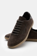 Zegna Sneaker dunkelbraun aus geschmeidigem Veloursleder, runde Vorderkappe, Sieben-Loch-Schnürung, ZEGNA-Prägung, Lederfutter, Kautschuksohle, seitliche Nahaufnahme.