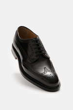 Church's Fullbrogue schwarz aus edlem Glattleder, schmal zulaufend, mit charakteristischen Broguings, verzierter Flügelkappe, offener Fünf-Loch-Schnürung, Goodyear-Sohle, von oben fotografiert.