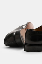 Church's Fullbrogue schwarz aus edlem Glattleder mit charakteristischen Broguings, Flügelkappe, offener Fünf-Loch-Schnürung, Goodyear-Machart, Lederinnenfutter, Laufsohle und kautschukverstärktem Absatz, seitliche Perspektive.