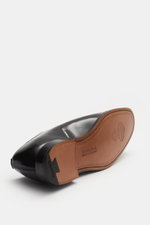 Church's Oxford shoes 'Consul' black shown from sole perspective, polished calf leather, Goodyear welted, narrow toe cap, closed five-eyelet lacing, leather lining, leather outsole, rubber-reinforced heel.