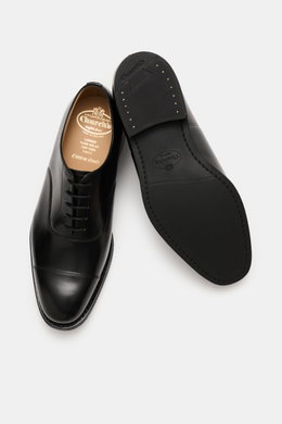 Top and sole view of Church's Oxford shoes 'Consul' black in polished calf leather with cap toe and closed five-eyelet lacing.

<p>Add a luxurious, stylish finish to your formal outfits with these timeless Oxford shoes by CHURCH'S in the finest calfskin w
