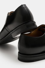 Close-up rear and side view of Church's Oxford shoes 'Consul' black in polished calf leather with rubber-reinforced heel and cap toe.

Description: <p>Add a luxurious, stylish finish to your formal outfits with these timeless Oxford shoes by CHURCH'S in t