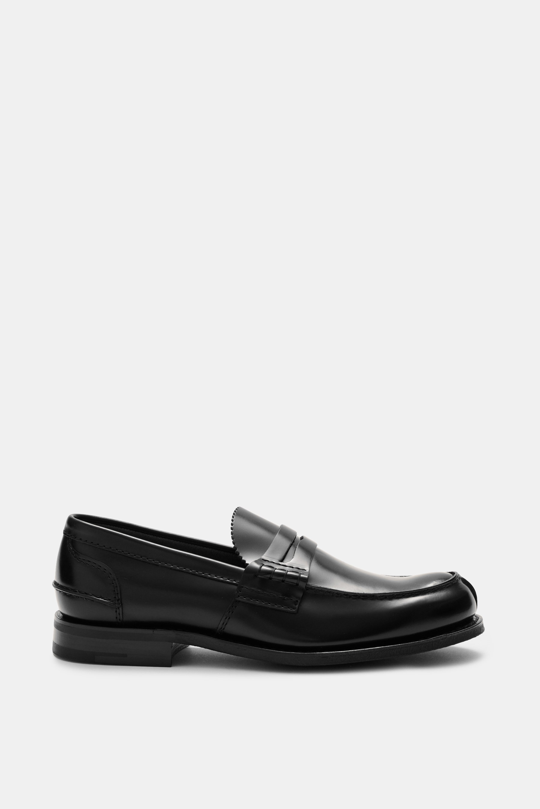 Church's Penny Loafer 'Pembrey' schwarz, seitliche Perspektive, poliertes Kalbleder, Goodyear-Welted-Machart, schmale Silhouette, Penny Strap, ungefüttert, Kautschuk-Laufsohle, kautschukverstärkter Absatz.