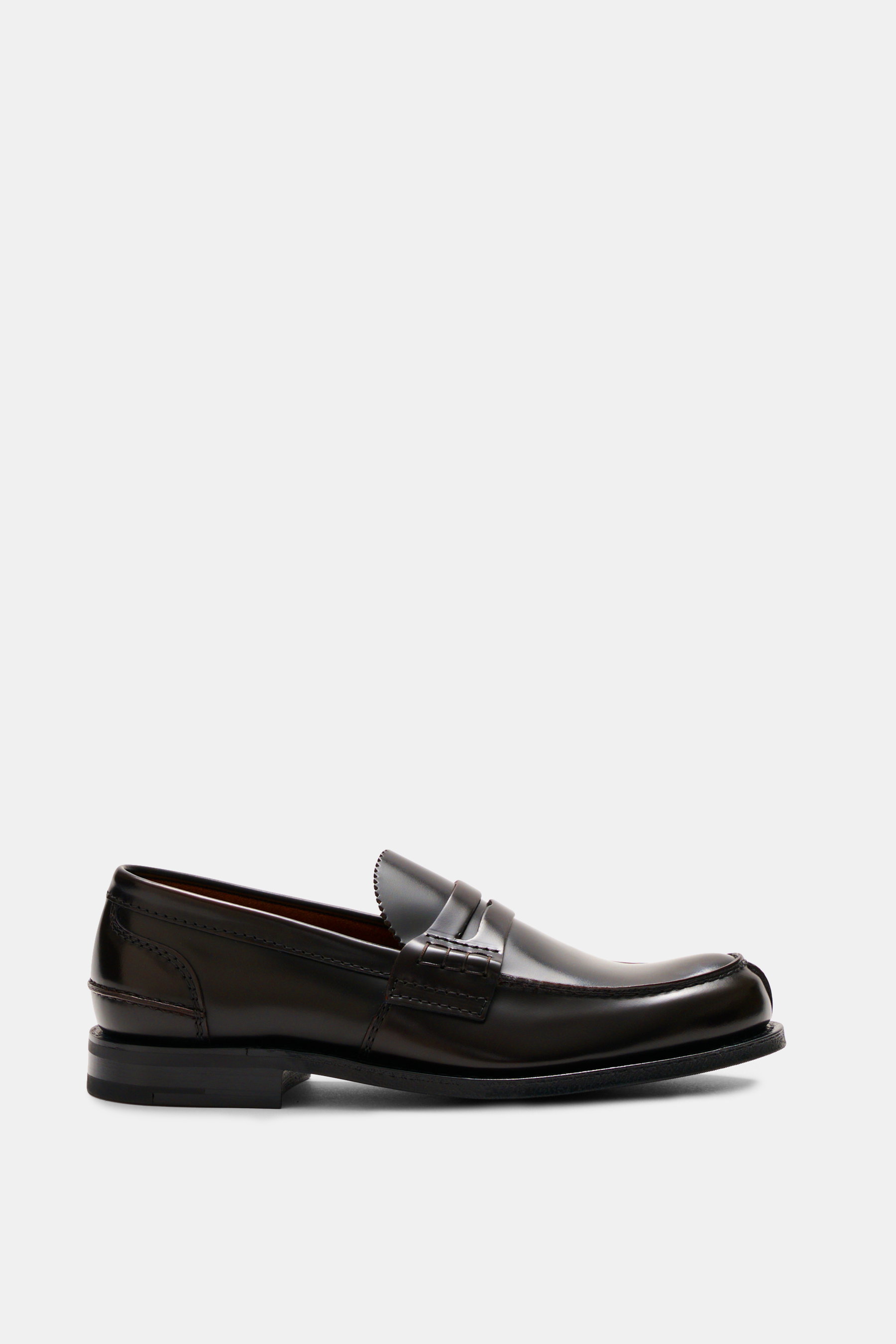 Church's Penny Loafer 'Pembrey' dunkelbraun, seitliche Ansicht, poliertes Kalbleder, Goodyear-Welted-Machart, schmal zulaufend, Penny Strap, ungefüttert, Laufsohle und Absatz aus Kautschuk.
