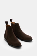 Church's Chelsea Boot 'Amberley' dunkelbraun aus feinstem Veloursleder, seitlich elastisch, schmal zulaufend, von oben leicht schräg fotografiert.