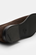 Church's Chelsea Boot 'Amberley' dunkelbraun aus feinstem Veloursleder, Detailaufnahme von unten mit Gummi-Laufsohle, Goodyear-welted.